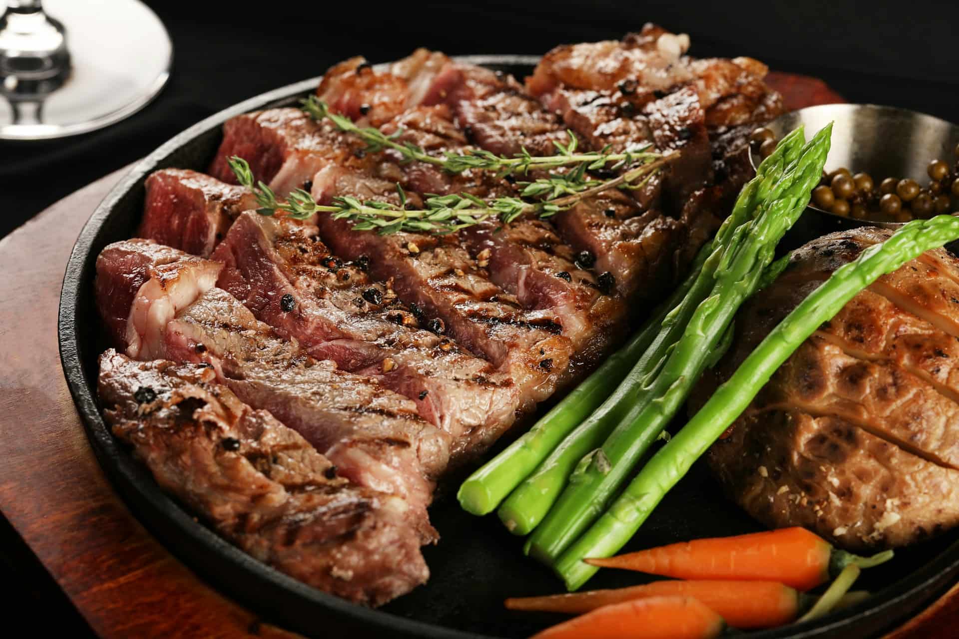Aufgeschnittenes gebratenes Rindersteak auf einem Servierbrett